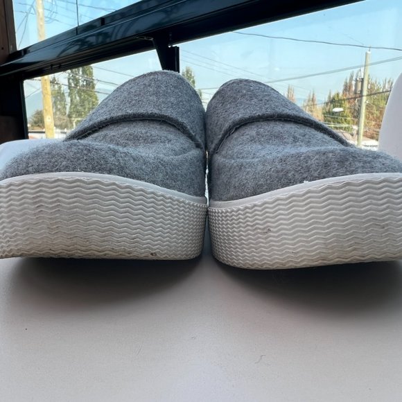 SOLD | TOMS Altair Slip on Shoes - Size 6.5 - Picture 9 of 12